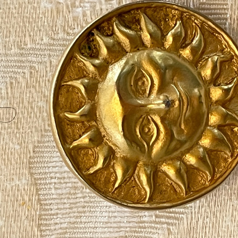 Vintage 1990s smiling sun face goldtone pierced earrings - Picture 2 of 9